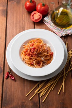 Bir tabak lezzetli bucatini all 'amatriciana, İtalyan makarnasının geleneksel tarifi. 