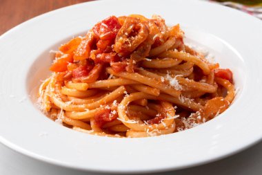 Bir tabak lezzetli bucatini all 'amatriciana, İtalyan makarnasının geleneksel tarifi. 
