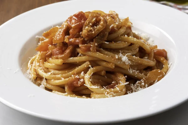 Piatto Deliziosi Bucatini All Amatriciana Una Ricetta Tradizionale Della Pasta — Foto Stock