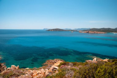 İtalya 'nın güneyindeki Sardunya' da Teulada yakınlarında çarpıcı bir sahil.