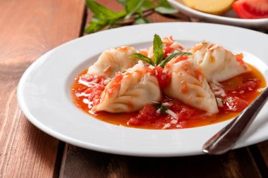 Culurgionis, patates, pekorino ve nane ile doldurulmuş geleneksel sardalya mantısı yemeği, İtalyan mutfağı. 