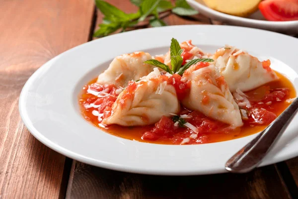 Culurgionis, patates, pekorino ve nane ile doldurulmuş geleneksel sardalya mantısı yemeği, İtalyan mutfağı. 