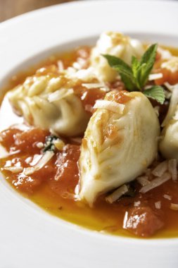 Culurgionis, patates, pekorino ve nane ile doldurulmuş geleneksel sardalya mantısı yemeği, İtalyan mutfağı. 