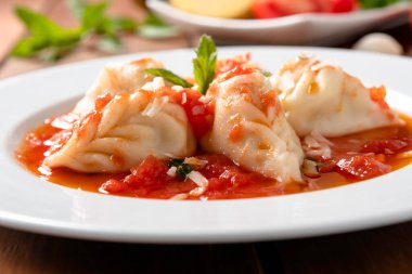 Culurgionis, patates, pekorino ve nane ile doldurulmuş geleneksel sardalya mantısı yemeği, İtalyan mutfağı. 