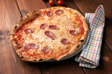 Pecorino ve domuz sosisli tipik sardalya pizzası. 