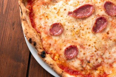 Pecorino ve domuz sosisli tipik sardalya pizzası. 