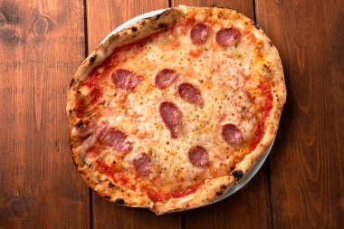 Pecorino ve domuz sosisli tipik sardalya pizzası. 