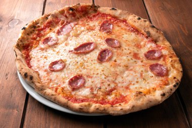 Pecorino ve domuz sosisli tipik sardalya pizzası. 