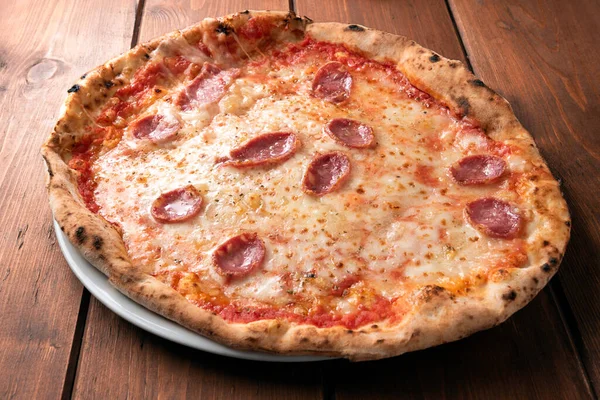 Pecorino ve domuz sosisli tipik sardalya pizzası. 