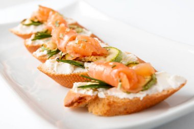 Füme somon, kabak ve peynir kremalı nefis crostini. 