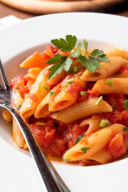 Penne all 'arrabbiata, geleneksel baharatlı makarna tarifi, İtalyan mutfağı. 