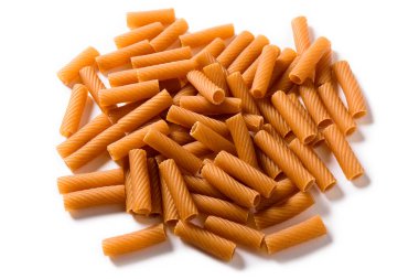 Beyaz arka planda pişmemiş organik rigatoni makarna. 