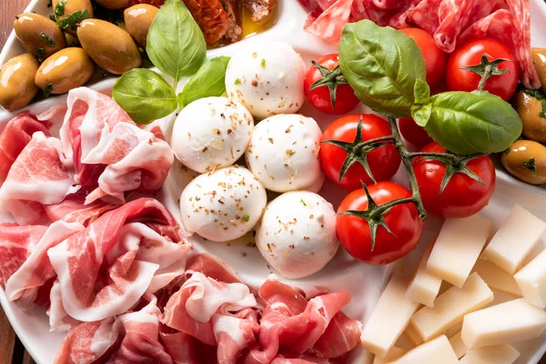 Aperatifler masaya, kapatın.