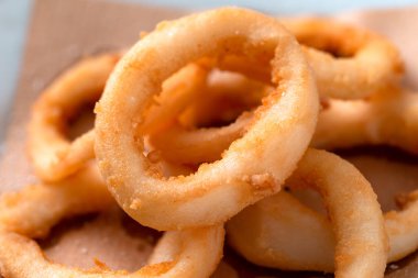 derin yağda kızartılmış kalamar halkaları