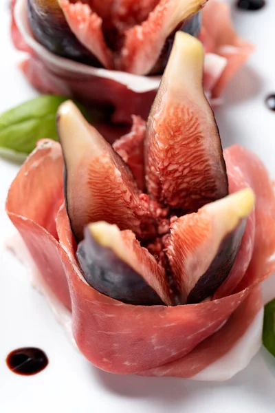 Gericht Aus Frischen Feigen Und Scheiben Rohschinken Italienische Vorspeisen — Stockfoto