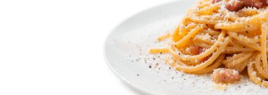 Lezzetli klasik spagetti alla Carbonara, İtalyan makarnası tarifi guanciale, pecorino, yumurta ve karabiber, tipik Roma mutfağı. 