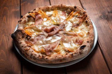 Lezzetli İtalyan pizzası, benekli, domuzlu, provolalı ve kabak çiçekli. 