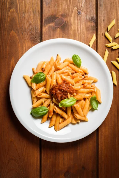 Piring Yang Lezat Penne Rigate Dengan Saus Ikan Ragu Masakan — Stok Foto