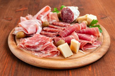 Prosciutto, salam ve peynirli tabak, İtalyan yemeği. 