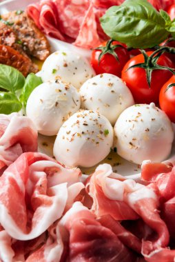 Lezzetli İtalyan yemeği, prosciutto crudo, mozzarella, salam, domates, fesleğen, pecorino, İtalyan aperatifleri.
