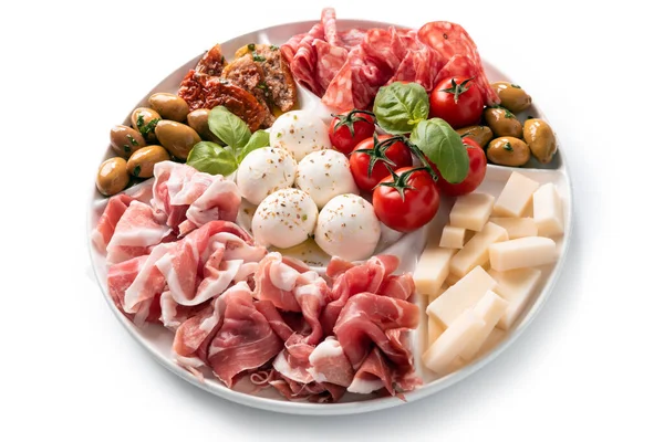 Tál Ízletes Olasz Antipasti Prosciutto Crudo Mozzarella Szalámi Paradicsom Bazsalikom — Stock Fotó