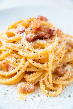Lezzetli otantik carbonara spagettisi tabağı, tipik bir İtalyan makarna tarifi. 