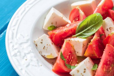 Lezzetli taze Caprese salatası, geleneksel İtalyan aperatifi. 