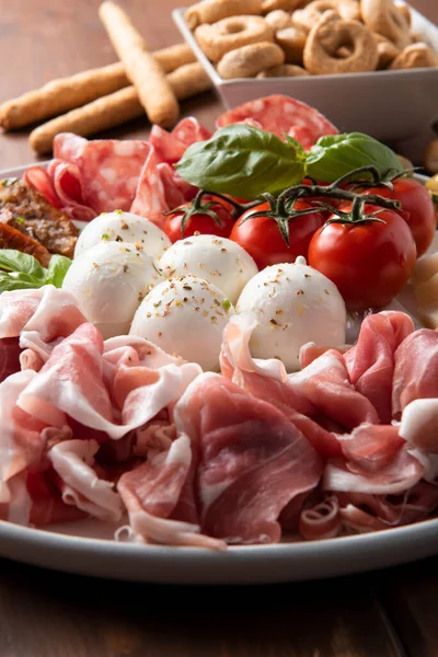 맛있는 이탈리아의 크루도 모차렐라 살라미 토마토 이탈리아의 식욕을 돋우는 — 스톡 사진