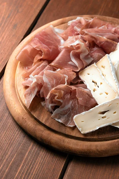 Talerz Plasterkami Prosciutto Crudo Brie — Zdjęcie stockowe