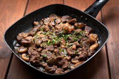 Yiyecekler. Lezzetli et yahnisini yakın. 