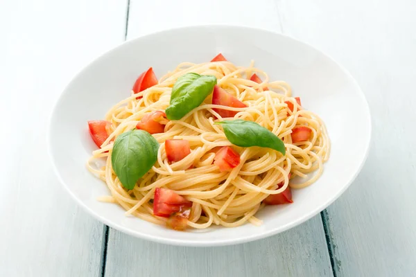 Plato Espaguetis Italianos Sanos Con Tomate Fresco Aceite Oliva Albahaca — Foto de Stock