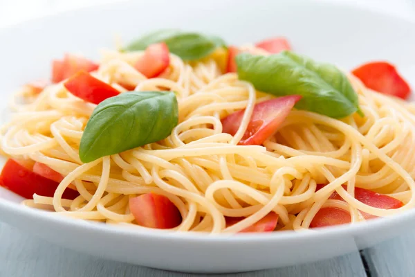 Gezond Italiaans Spaghetti Met Verse Tomaat Olijfolie Basilicum — Stockfoto
