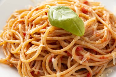 Domates soslu ve peynirli İtalyan spagettisi. 