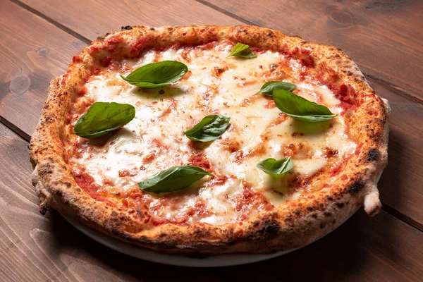 Lezzetli otantik Napoli pizzası margherita, İtalyan mutfağı.