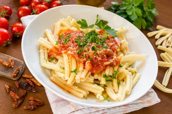 Strozzapreti com molho de tomate — Fotografia de Stock