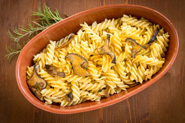 Fusilli con bottarga e funghi — Foto Stock