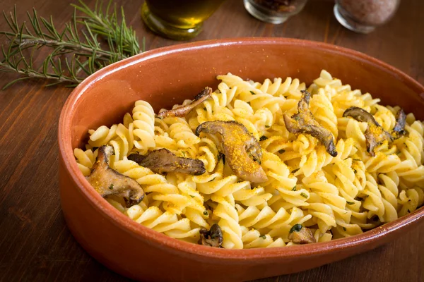 Fusilli con bottarga e funghi — Foto Stock