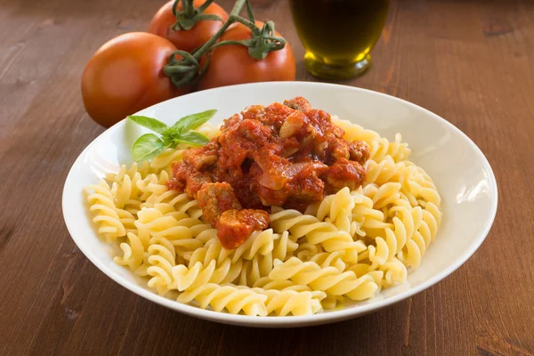 Fusilli met spek en tomaat — Stockfoto