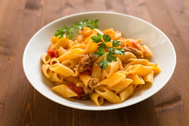 Sosis ve domates soslu Penne