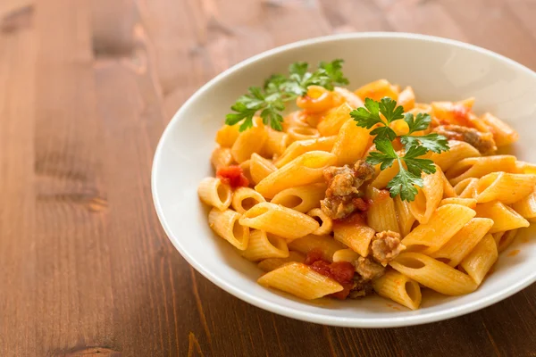 Penne, kolbász és paradicsom szósszal — Stock Fotó