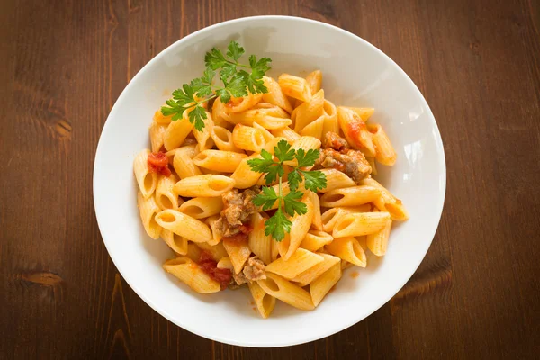 Penne con salchicha y salsa de tomate — Foto de Stock