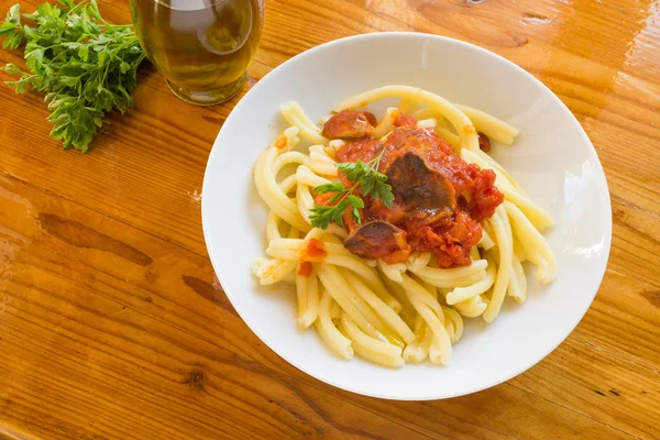 Casereccia Pasta con champiñones y salsa de tomate —  Fotos de Stock