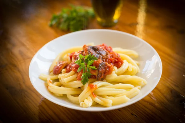 Casereccia Pasta con funghi e salsa di pomodoro — Foto Stock