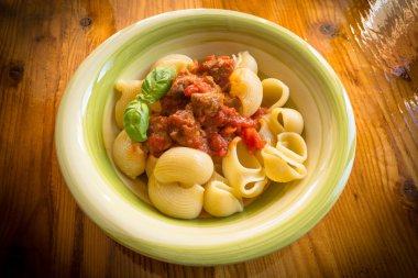 Lumache domuz eti et ve domates sosu ile