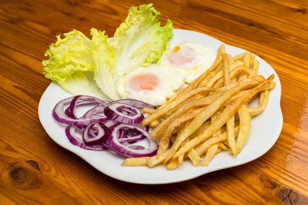 Ovos fritos e vários legumes — Fotografia de Stock
