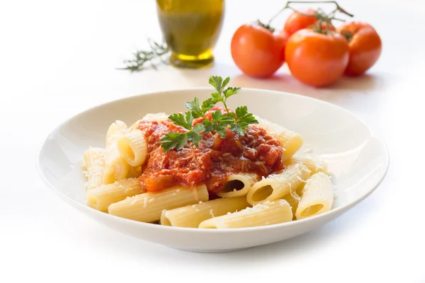 Rigatoni z sosem pomidorowym i parmigiano — Zdjęcie stockowe