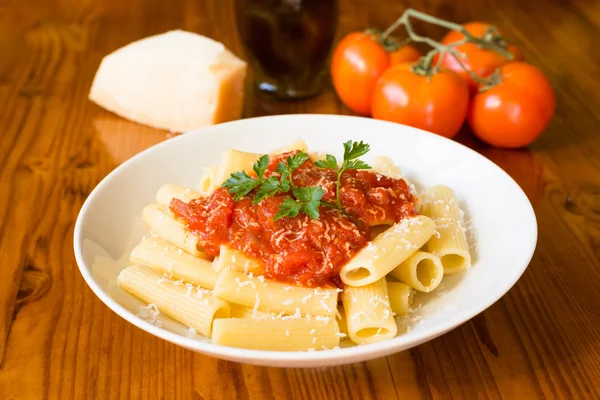 Rigatoni z sosem pomidorowym i parmigiano — Zdjęcie stockowe