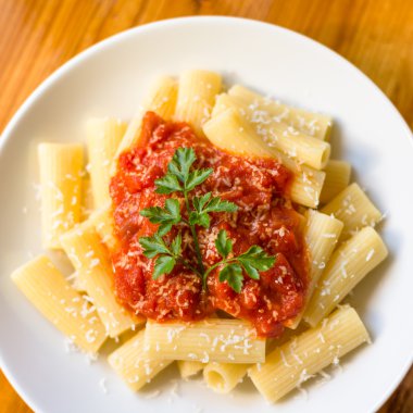 Domates sosu ve kahvaltilari Rigatoni