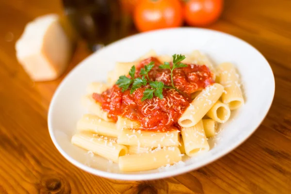 Rigatoni met tomatensaus en parmigiano — Stockfoto