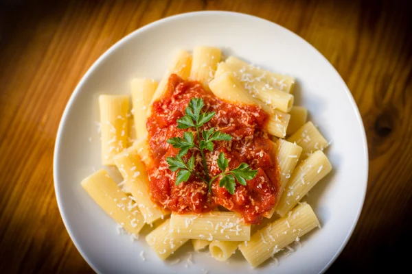 Rigatoni med tomatsås och parmigiano — Stockfoto